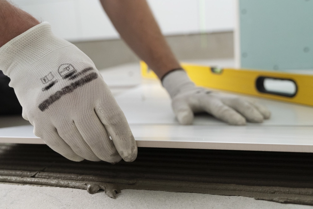 tiler-trabajando-en-la-renovacion-del-apartamento